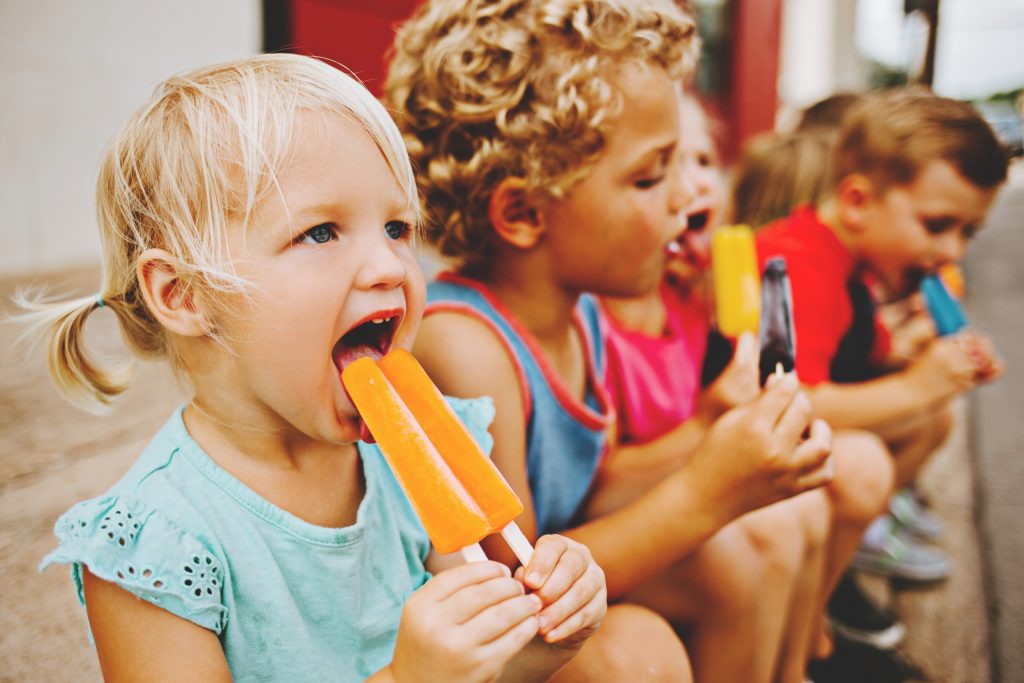 kids-eating-popsicles