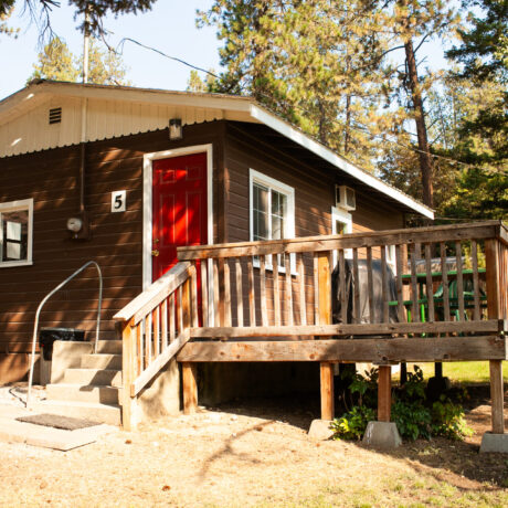 Relaxing outdoor space at Cabin 5 with seating and greenery